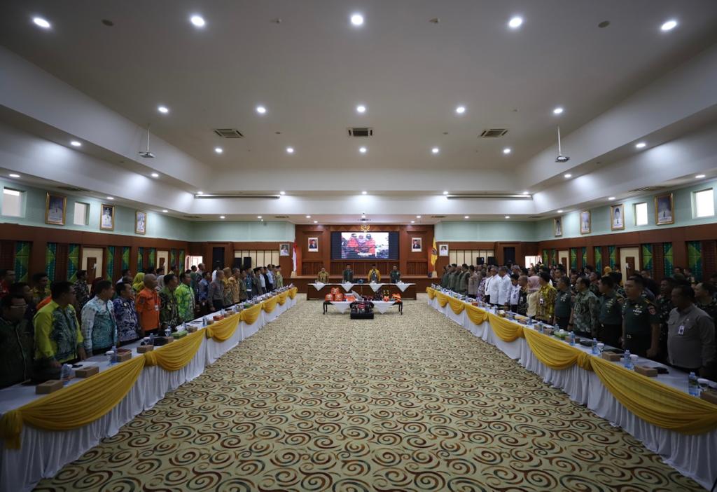 Kepala Badan Nasional Penanggulangan Bencana (BNPB) Letjen TNI Suharyanto S.Sos., M.M., memimpin Rapat Koordinasi dan Evaluasi Penanganan Karhutla di Kalimantan Selatan untuk mendukung upaya pemerintah daerah beserta seluruh jajaran forkopimda dalam mengendalikan kebakaran hutan dan lahan (karhutla) di Kalimantan Selatan pada hari Kamis (21/9).
